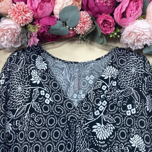 •secret treasures• {b & w} 3/4 Sleeved V-neck Slinky Boho Dahlia Printed Dress - Picture 2 of 13